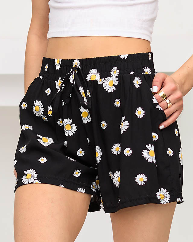 Black Daisy Shorts - oblečení