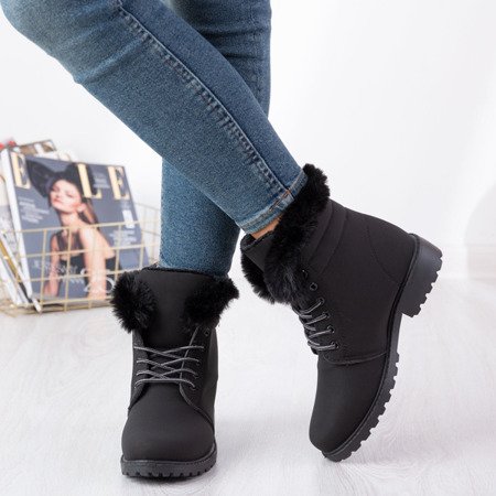 Černé boty izolované na Amye - obuv