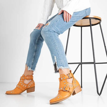 Hnědé dámské boty s výřezy od firmy Elbasan - obuv