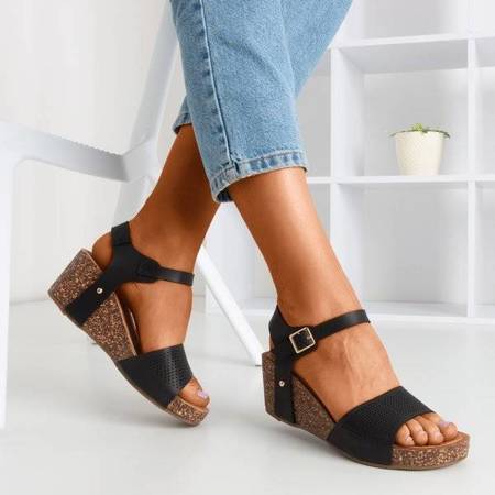 OUTLET Černé dámské sandály s prolamovanou Elemia - obuv