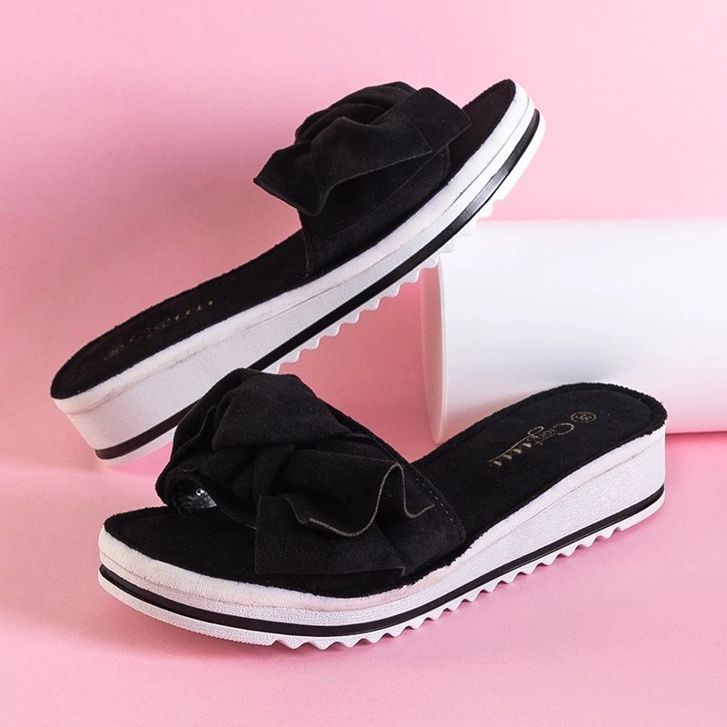 OUTLET Dámské černé pantofle na nízkém klínovém podpatku s mašlí od firmy Nelesa - Footwear
