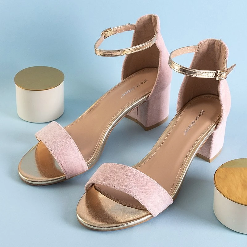 OUTLET Světle růžové dámské sandály na nízkém podpatku Kamalia - Boty