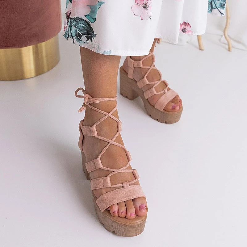OUTLET Světle růžové dámské vázané sandály na sloupku Tili - Obuv