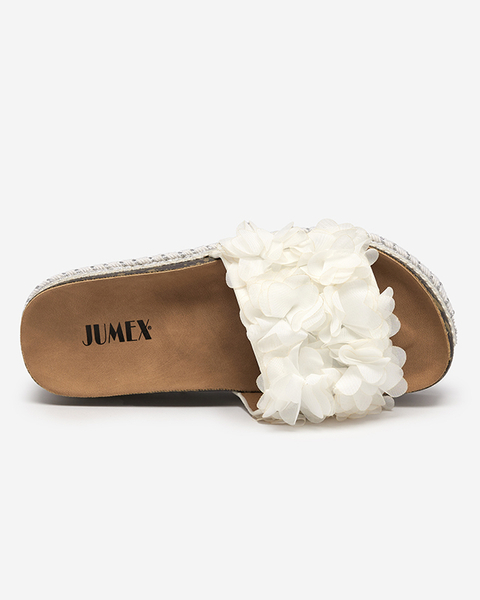 Bílé dámské pantofle s květinami Riomi. Obuv
