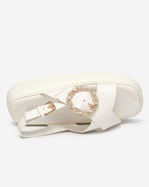 Bílé dámské sandály na rovné podrážce s kubickými zirkony Senire - Obuv