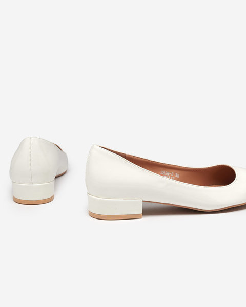 Bílé lakované lodičky na plochém podpatku Oki- Footwear