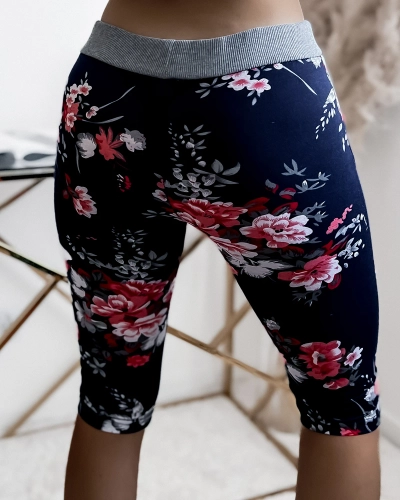 Dámské tmavě modré 3/4 kraťasy s červenými květy PLUS SIZE - Oblečení