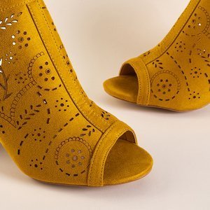 Hořčičné dámské prolamované sandály na botě Jasmines