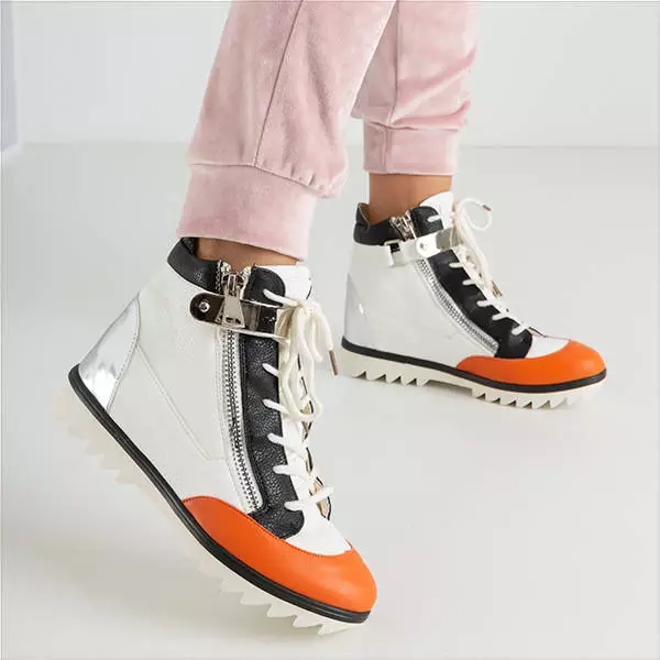 OUTLET Bílé kotníkové boty s lakovanou povrchovou úpravou Krillas - obuv