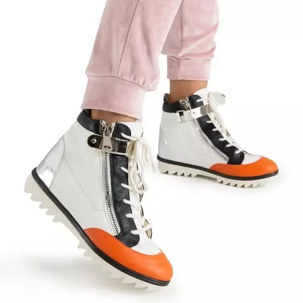 OUTLET Bílé kotníkové boty s lakovanou povrchovou úpravou Krillas - obuv