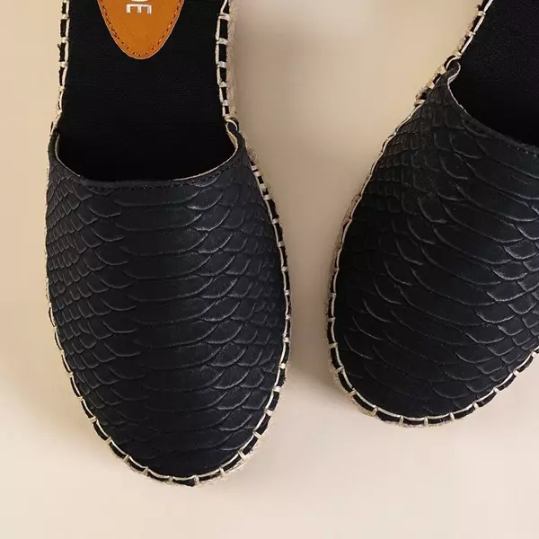 OUTLET Černé dámské sandály se zvířecím reliéfem Domiel - Footwear