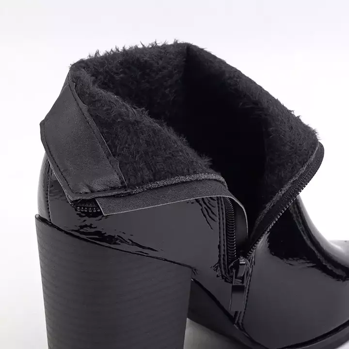 OUTLET Černé lakované boty na sloupku Iks - Obuv