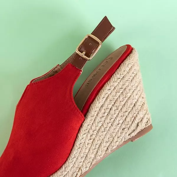 OUTLET Červené dámské klínové sandály Clowse - Boty