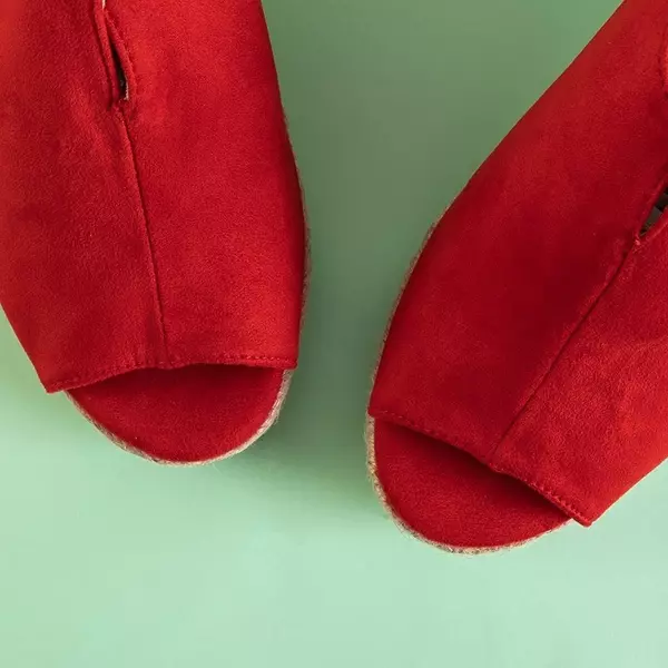 OUTLET Červené dámské klínové sandály Clowse - Boty