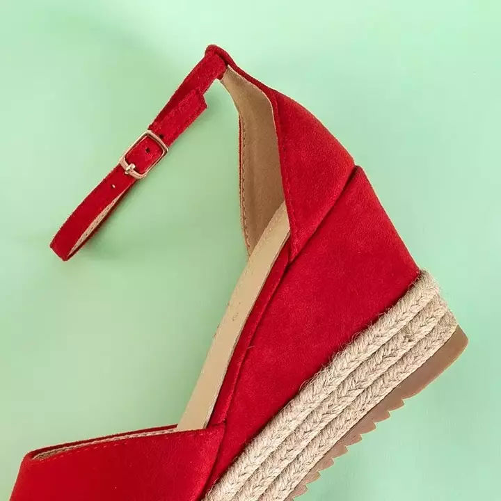 OUTLET Červené dámské klínové sandály Salome - Boty