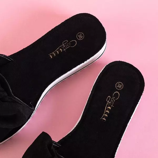 OUTLET Dámské černé pantofle na nízkém klínovém podpatku s mašlí od firmy Nelesa - Footwear