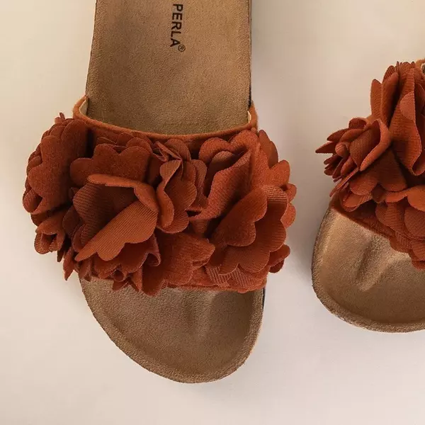 OUTLET Hnědé dámské pantofle s květinami Lamani - obuv