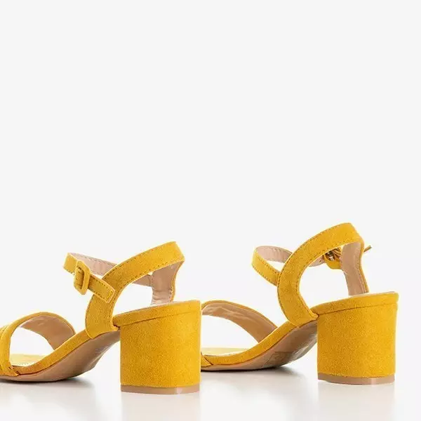 OUTLET Hořčičné dámské sandály na nízkém sloupku Niusty - Obuv