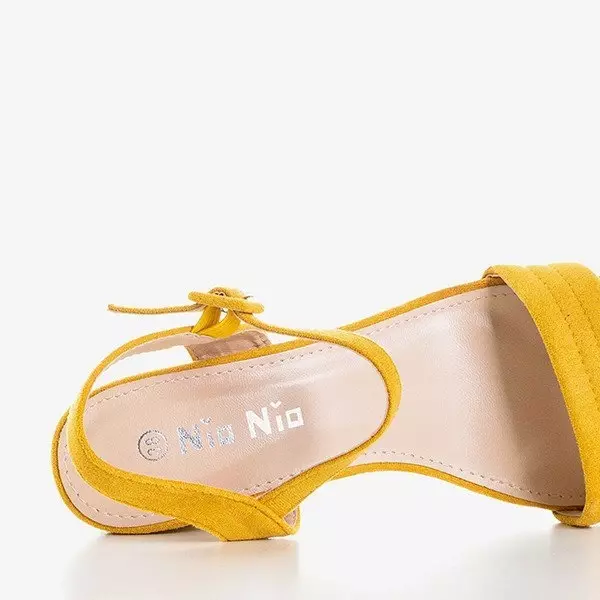 OUTLET Hořčičné dámské sandály na nízkém sloupku Niusty - Obuv