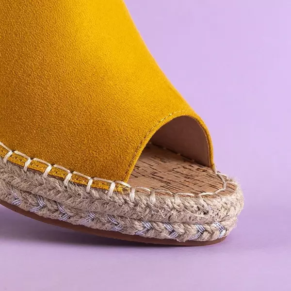 OUTLET Žluté dámské sandály na klínku Lorala - Boty