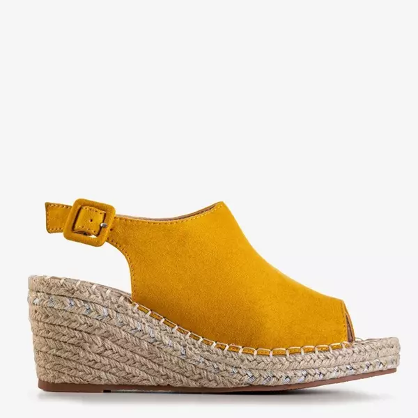 OUTLET Žluté dámské sandály na klínku Lorala - Boty