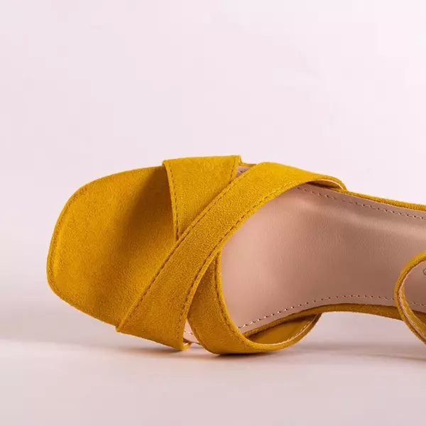 OUTLET Žluté dámské sandály na nízkém sloupku Paleri - Obuv