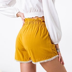 Žluté dámské krátké šortky s bílou krajkou - Oblečení