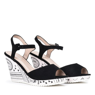 Czarne sandały na zdobionej koturnie Daga- Obuwie