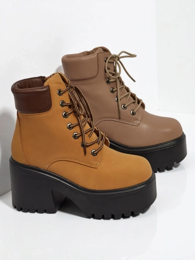 Dámské kotníkové boty z eko semiše na sloupkovém podpatku a platformě Tavlissa