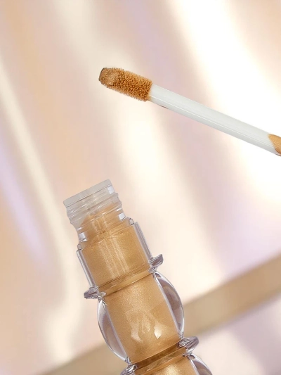 Tekutý rozjasňovač na obličej se štětcem Golden Petal