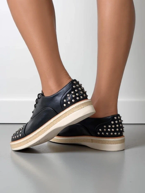 Royalfashion Жіночі плоскі черевики, прикрашені шипами Azaldo