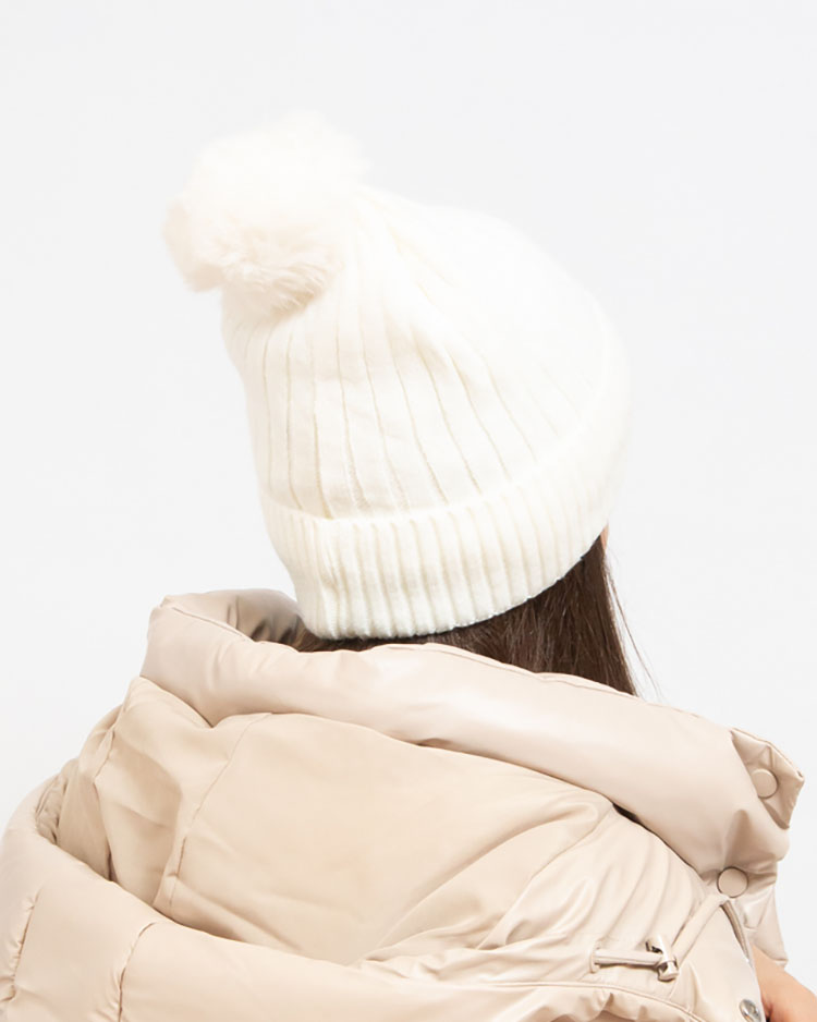 Royalfashion Bílá dámská zateplená čepice s bambulí