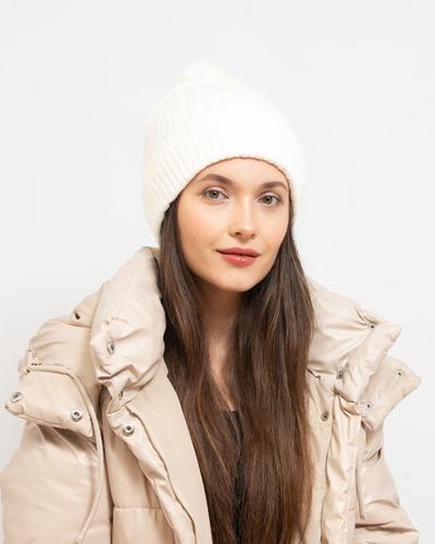 Royalfashion Bílá dámská zateplená čepice s bambulí
