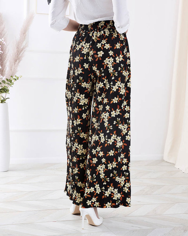 Dámské černé látkové kalhoty s květinami - Oblečení