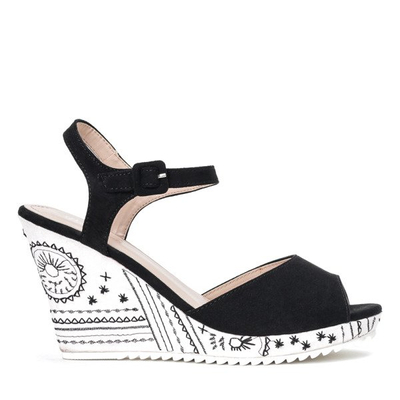 Czarne sandały na zdobionej koturnie Daga- Obuwie