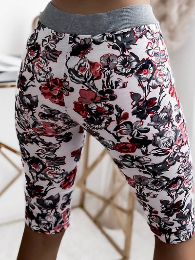Dámské 3/4 kraťasy v bílé barvě s květy PLUS SIZE - Oblečení