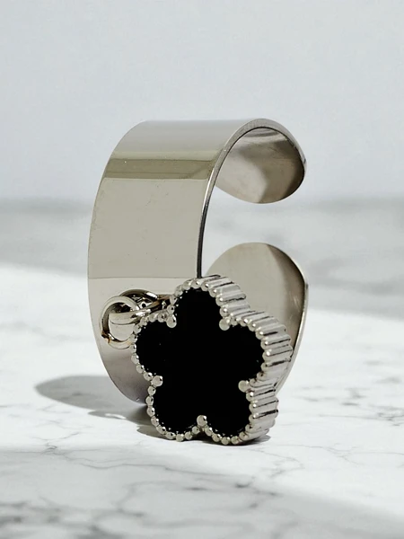 Náramek obruč Dolce Vita s ozdobnými přívěsky