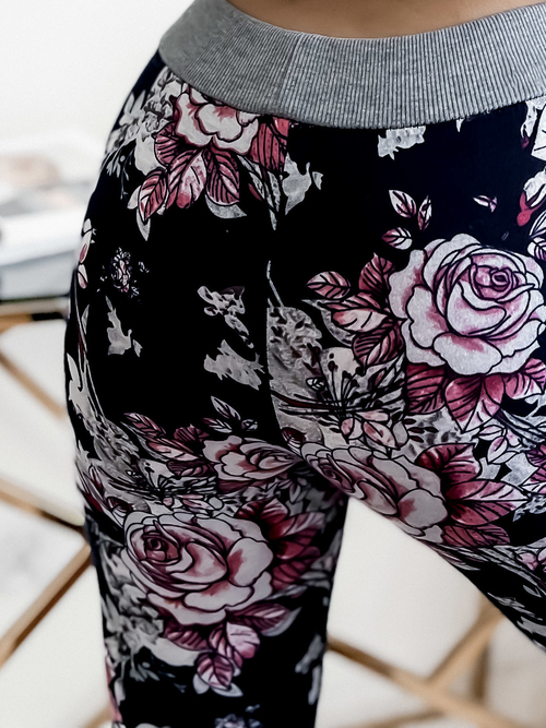 Темно-сині та рожеві жіночі шорти 3/4 з квітковим малюнком PLUS SIZE - Одяг