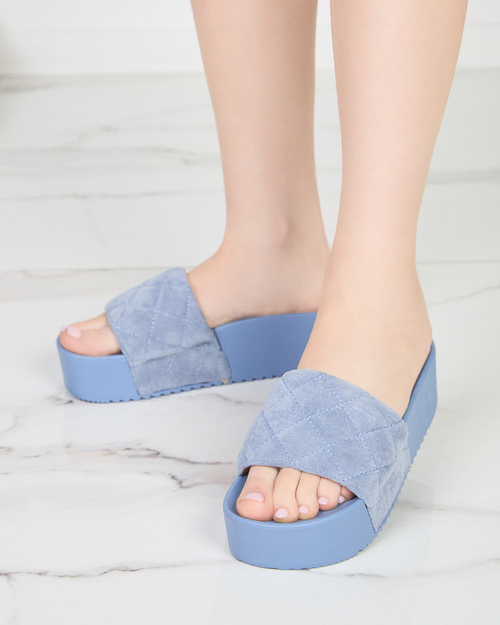 Сині стьобані шльопанці на платформі Koriner