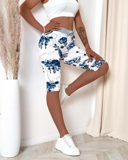 Жіночі білі шорти довжиною 3/4 з блакитними квітами PLUS SIZE - Одяг