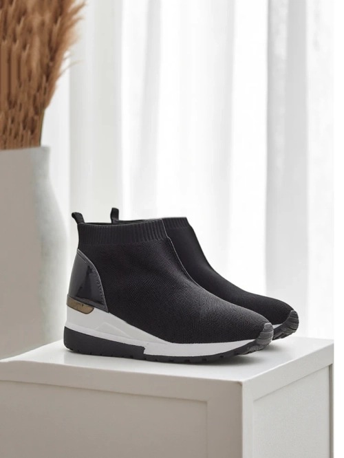 Royalfashion Жіночі снікерси на танкетці з стразами Viseq