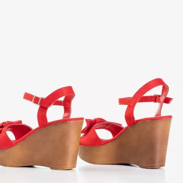 OUTLET Červené sandály na klínku s ozdobnou mašlí Doria - Boty