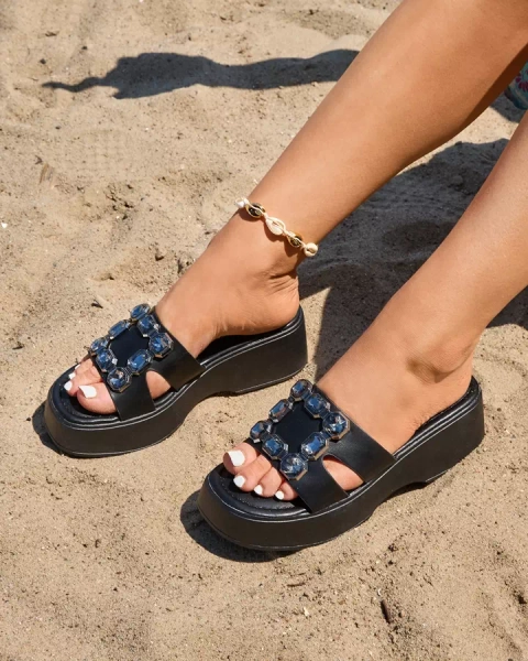 Royalfashion Černé dámské žabky se zdobením na pevné podrážce Norixi