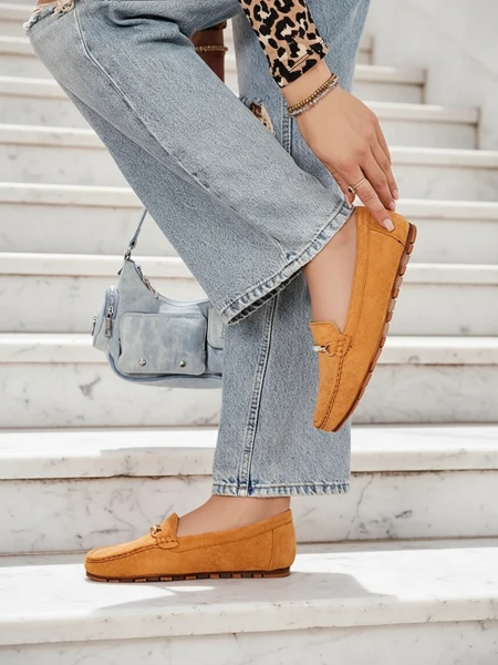 Dámské Mokasíny Camel Aurelia Semišové s Ozdobou - Pohodlí a Styl na Plochém Podpatku