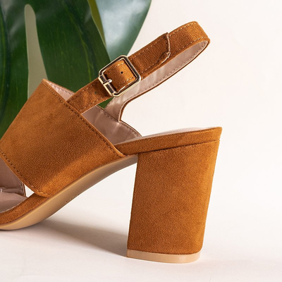 Коричневі жіночі босоніжки на підборах Akimo