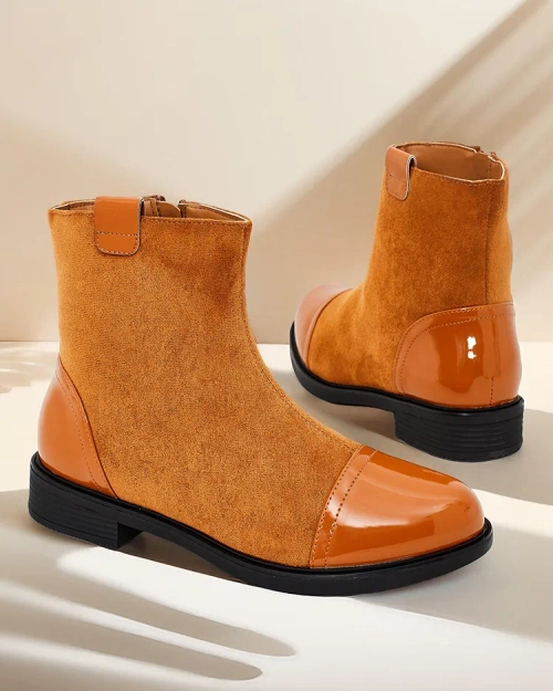 Класичні жіночі чоботи Royalfashion для щоденного носіння! Верх виготовлений з матової штучної шкіри, з вставками з лакової еко-шкіри. Зсередини відштовхує м'яких хутро. Невисока підбора забезпечує комфорт під час носіння! 87654321 <p>ІЗОЛЬОВАНІ ЖІНОЧІ ЧО