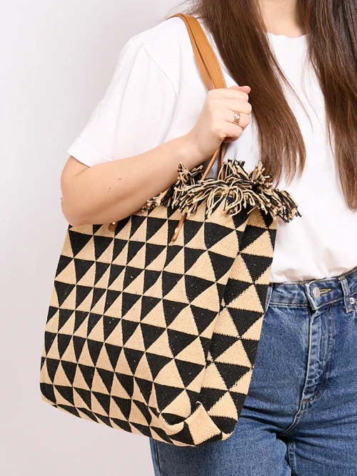 Коричнева жіноча плетена сумка із золотою фурнітурою