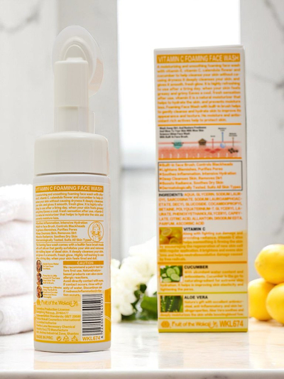 Čisticí omlazující pěna na obličej s vitamínem C a kartáčkem