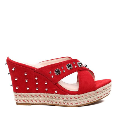 Czerwone klapki na koturnie- Obuwie