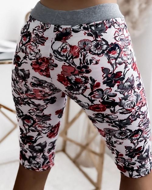 Сіро-червоні жіночі шорти 3/4 з малюнком PLUS SIZE - Одяг